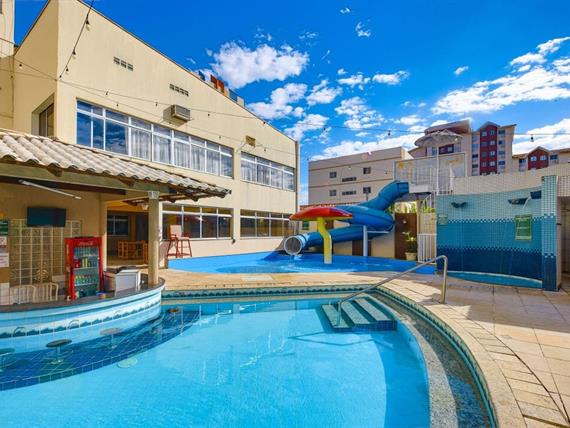 Estrutura completa de lazer com piscinas termais