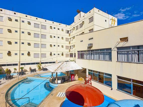 Estrutura completa de lazer com piscinas termais