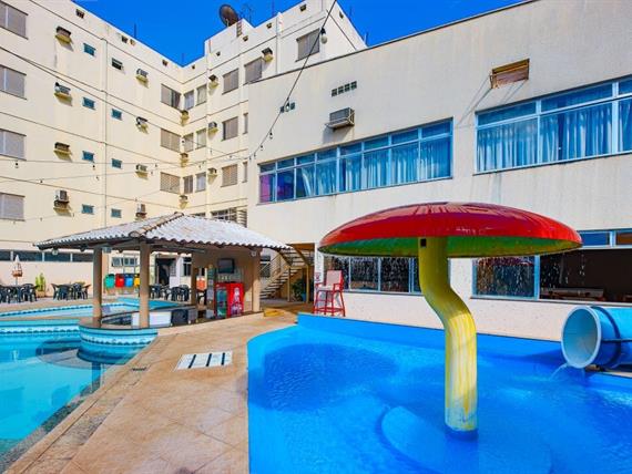 Estrutura completa de lazer com piscinas termais