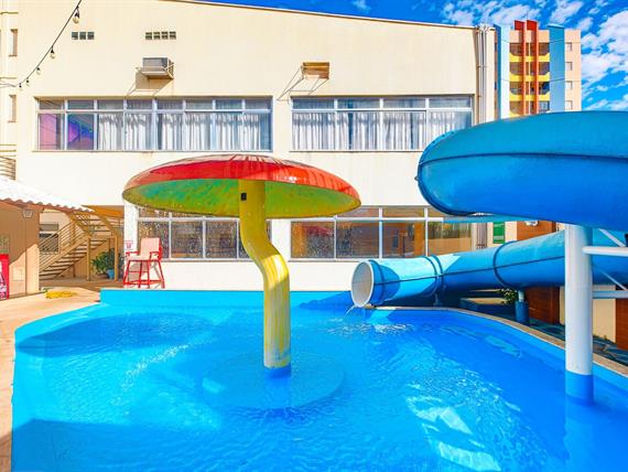 Estrutura completa de lazer com piscinas termais